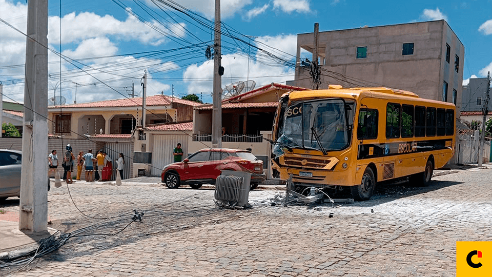 Ônibus escolar colide com poste em Santa Cruz e causa susto próximo ao Hospital Ana Bezerra