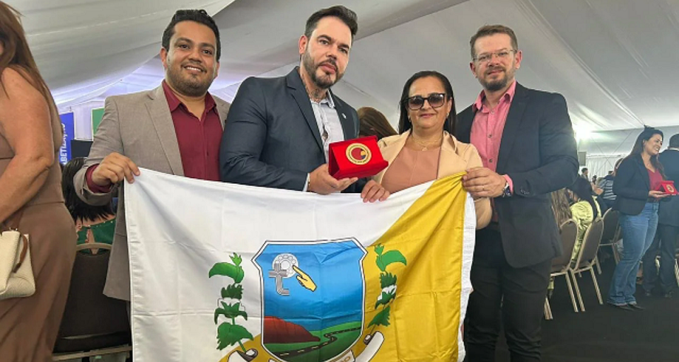 Prefeito e secretário de Educação de Campo Redondo recebem em Brasília Selo Ouro do Compromisso Nacional Criança Alfabetizada