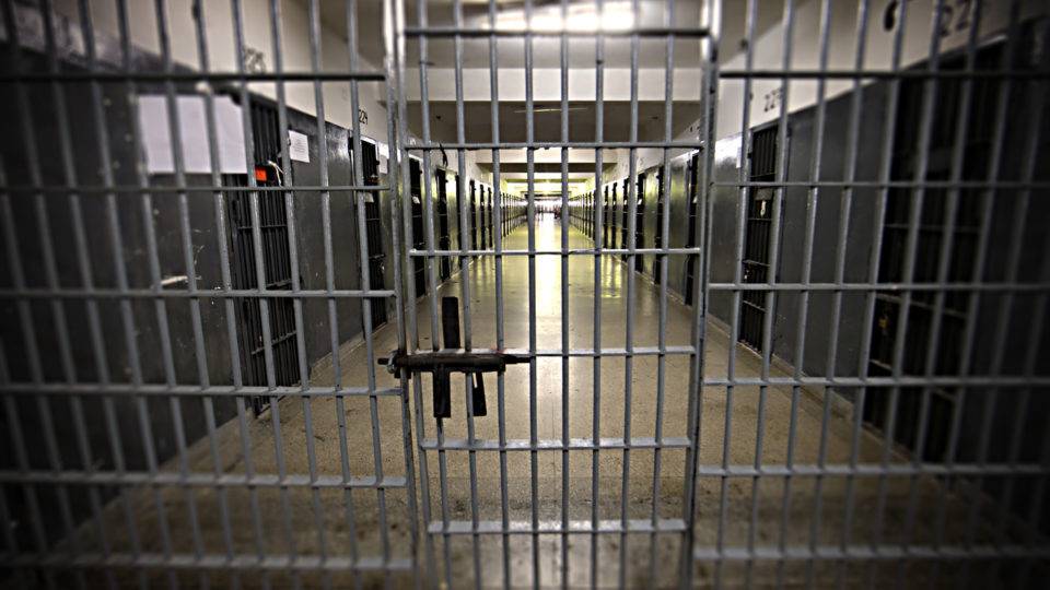 Penitenciária feminina e Piraquara - Penitenciária central do estado do Paraná - oficinas de trabalho do detentos do sistema prisional do Paraná - presos trabalhando no presidio feminino e masculino - detentas na aficina de costura - agentes penitenciarios fazendo a segurança de cadeia - algemas nas mão de uma detenta - trabalho na cadeia - secretário segurança Júlio Reis e diretor do Depen, Luiz Cartaxo Moura, diretor do Depen em visita ao presidio de piraquara. unidades prisionais com oficinas de costura - horta no presidio - oficina de cerâmica - tornozeleira eletrônica -