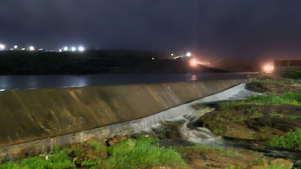 Lajes Pintadas: açude Cachoeira volta sangrar após as chuvas caídas neste domingo (12)