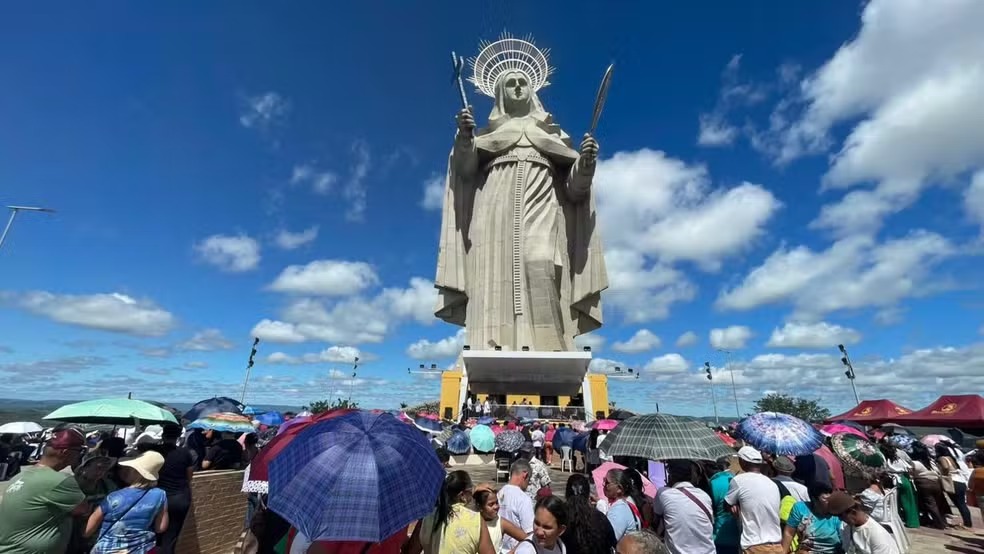 Milhares de fiéis celebram o Dia de Santa Rita de Cássia em visita à maior estátua católica do mundo